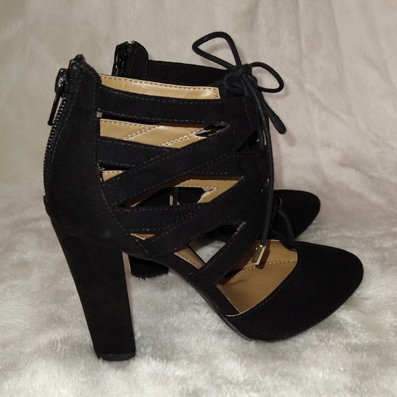 14th & Union Velvet Strap Pump - Picture 4 of 9